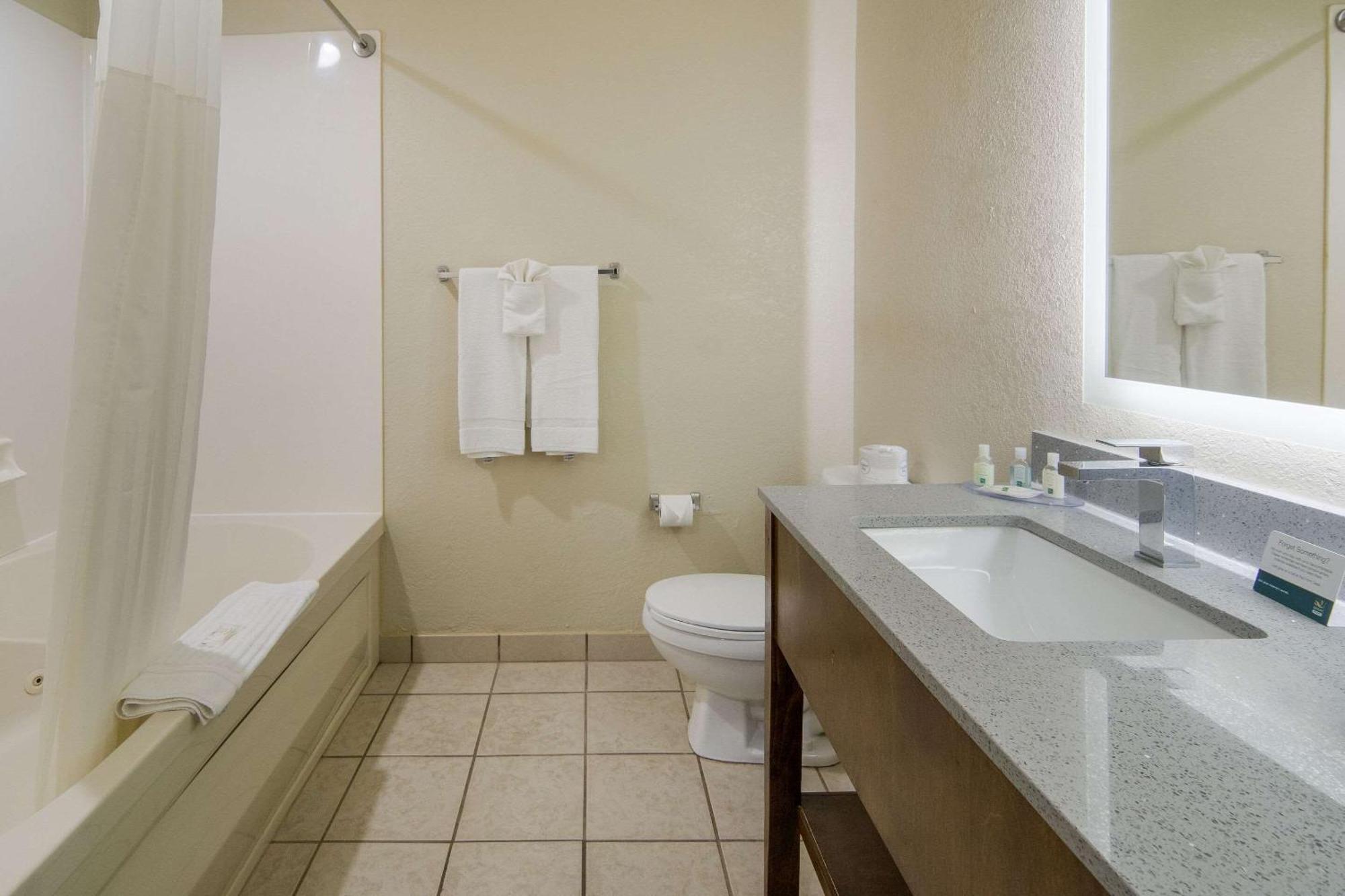 Quality Inn & Suites Roanoke - Fort Worth North Exterior foto