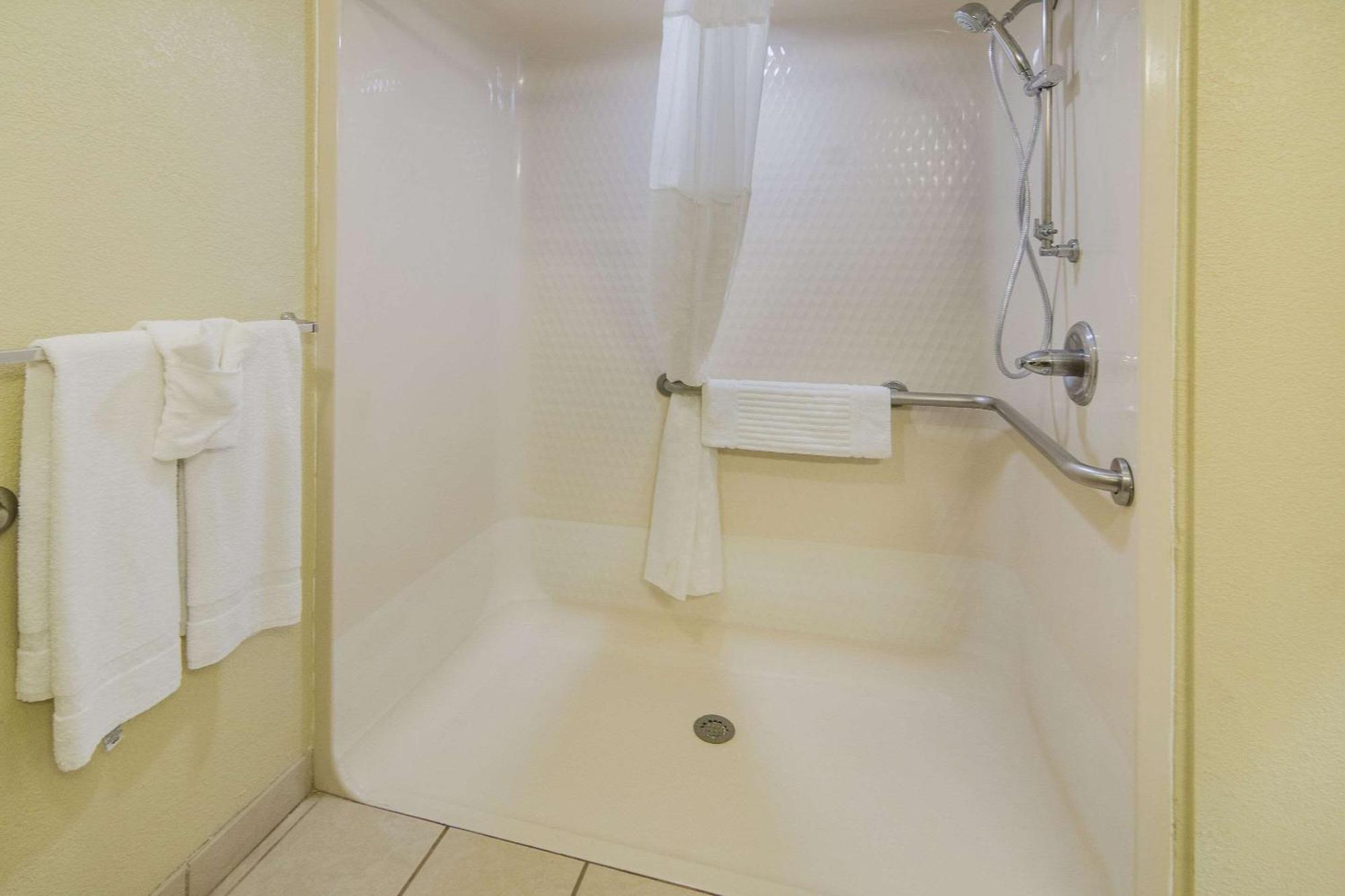 Quality Inn & Suites Roanoke - Fort Worth North Exterior foto