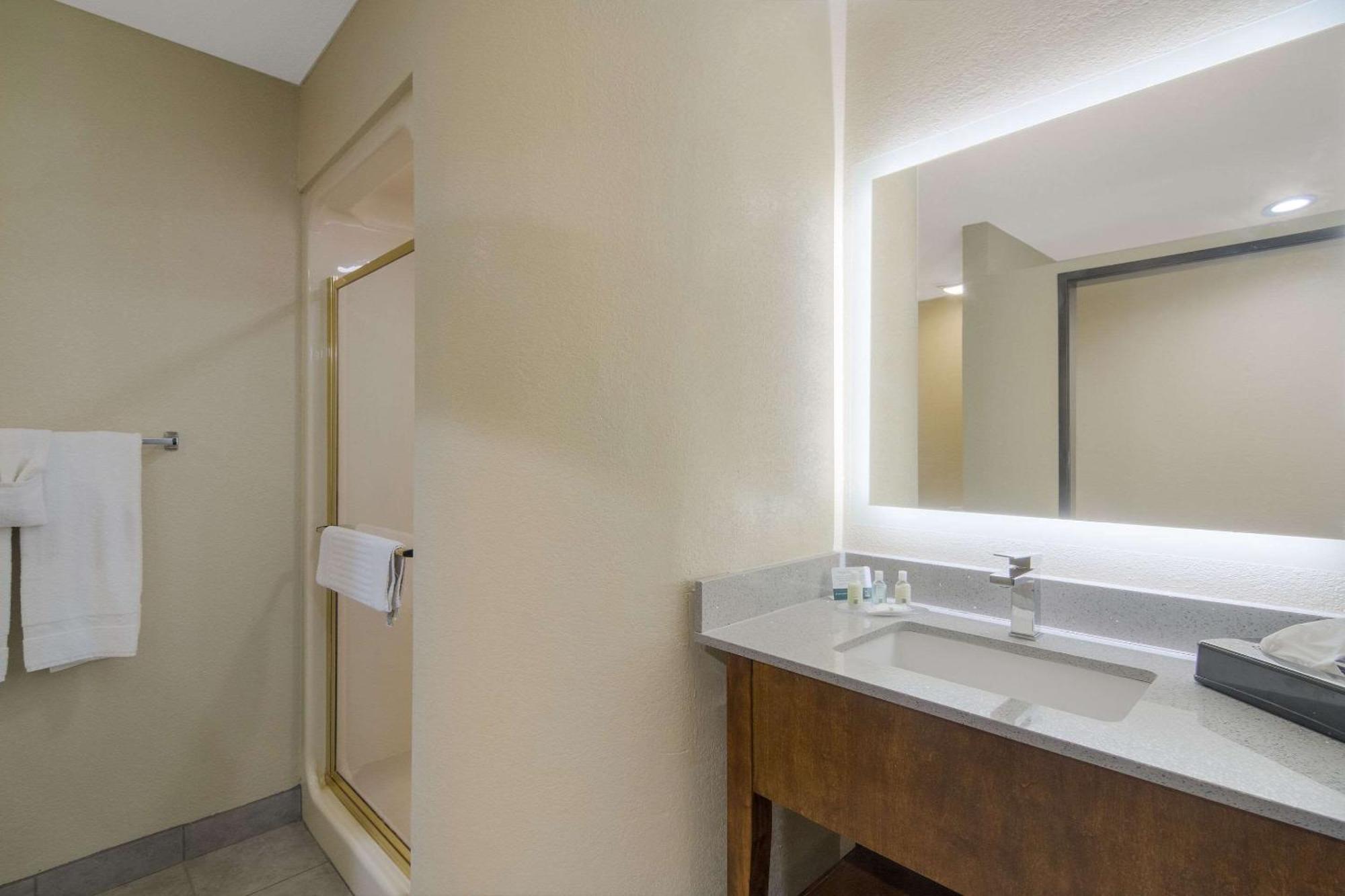 Quality Inn & Suites Roanoke - Fort Worth North Exterior foto